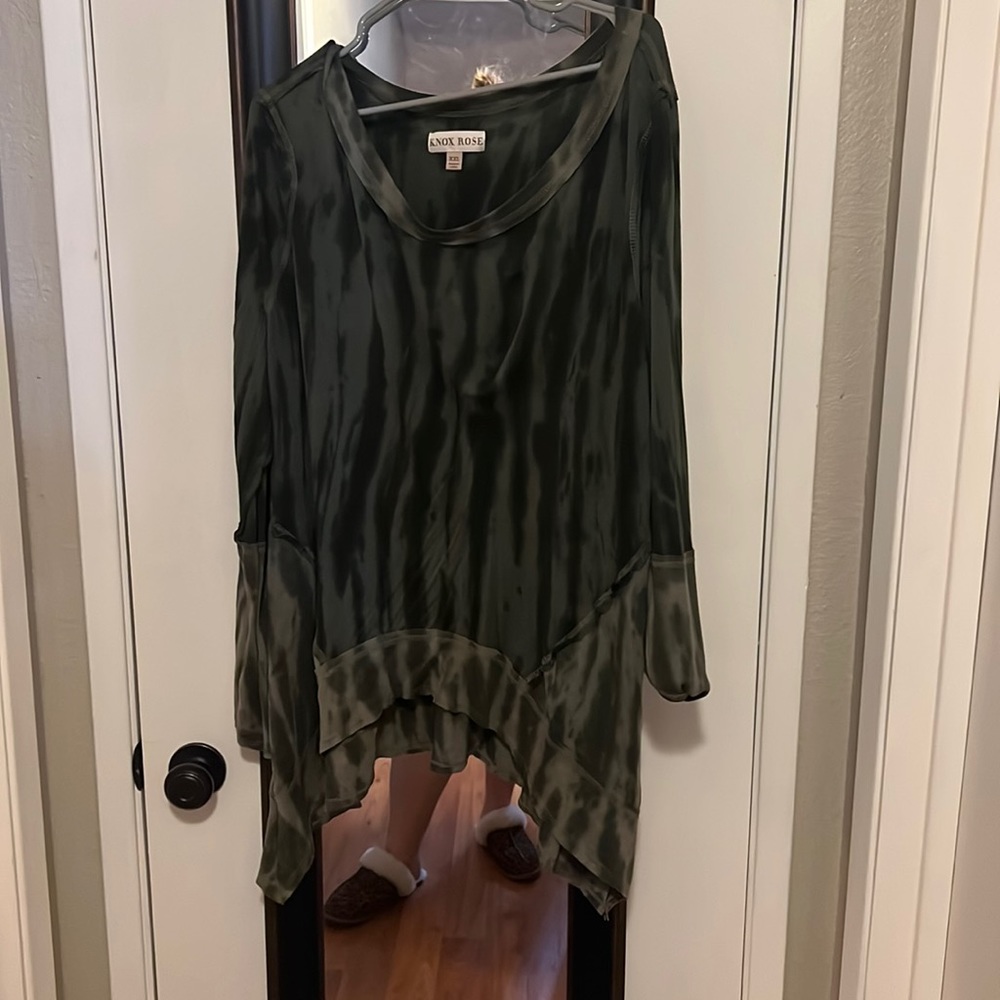 Green tie die top